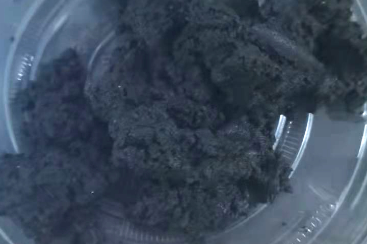 污泥烘干機系統適合于粘性較大的各種污泥干燥，可將含水85％左右的濕污泥脫水到50%左右再烘干成為含水10％以下的干粉
