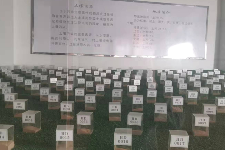 來自礦產(chǎn)開發(fā)、洗選加工過程中產(chǎn)生的大量粘土、泥土礦沙由于持水性高、粘度大、易抱團結(jié)塊給后續(xù)物料磨粉、焙燒等工序造成不良影響，烘干機廠家鄭州東鼎干燥針對此類物料干燥及應(yīng)用特